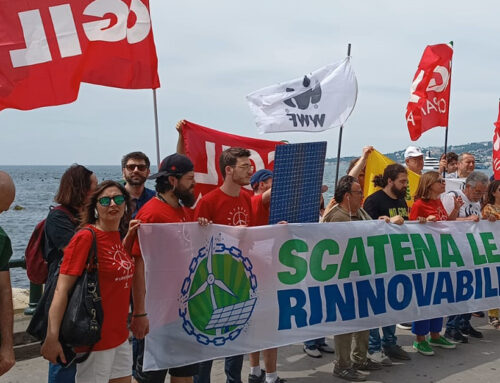 #Scatenalerinnovabili: a Napoli il flash mob con Legambiente per chiedere lo sblocco delle fonti di energia pulita